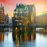 Vackra tegelbyggnader längs en kanal i Hamburg vid solnedgången. Perfekt för en weekend i Hamburg.