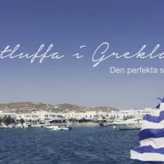 Båtluffa i Grekland: en perfekt semester med blått hav, vita hus och grekisk flagga.