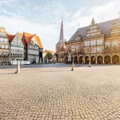 En vacker morgon i Bremen, Tyskland. En perfekt plats för en roadtrip i Tyskland med sina historiska byggnader och kullerstensbelagda torg.