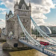 Tower Bridge i London med en röd dubbeldäckare. En resa från Hamburg till London kan börja här.