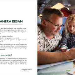 En man och ett barn planerar en tågsemester i Sverige med kartor och anteckningar.