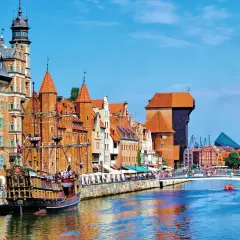 En historisk galeon ligger vid kajen i Gdansk, en stad som en gång var en viktig handelsplats mellan Stockholm och Gdansk.