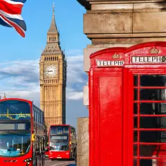 Ikoniska röda telefonkiosker, dubbeldäckare och Big Ben i London. En vy som fångar det klassiska London-klimatet.
