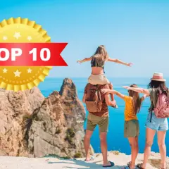 Familj njuter av utsikten vid havet, en påminnelse om Europas underskattade resmål.