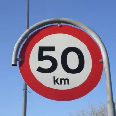 Hastighetsskylt i Danmark visar 50 km/h. En påminnelse om att anpassa hastigheter i Danmark.