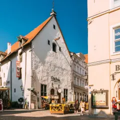 En resa till Tallinn från Stockholm med båt leder till denna charmiga gamla stad med sina medeltida hus och butiken Baltic Amber.