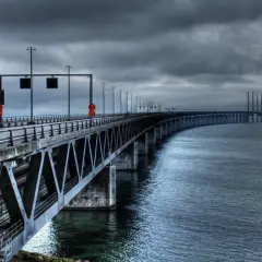 Öresundsbron i grått väder. Nya priser kan påverka resan över sundet.
