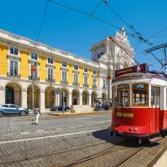 En röd spårvagn i Lissabon, perfekt för att utforska stadens charmiga **interrail rutter**.