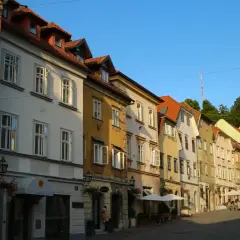 En charmig gata med färgglada hus, perfekt för weekendresor i Europa.