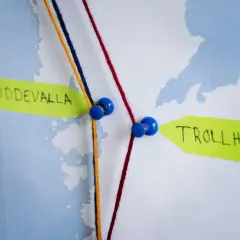 Karta med trådar som visar en tågresa från Uddevalla till Trollhättan.