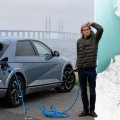 En man laddar sin elbil i Europa, redo för en resa från Sverige till Italien.