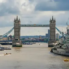 Tower Bridge i London med fartyg i förgrunden. Bra tips för din resa till London!