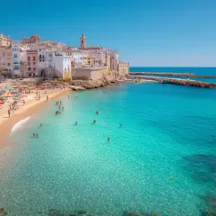 En solig strand med färgglada parasoller och badande människor. En vit stad reser sig mot den blå himlen, en vacker vy av spaniens natur.