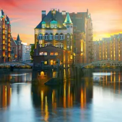 Vackra tegelbyggnader längs en kanal i Hamburg vid solnedgången. Perfekt för en weekend i Hamburg.