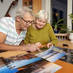 Ett pensionärspar tittar på bilder från en Interrailresa. De planerar kanske nästa äventyr.