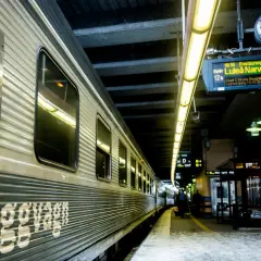Tåget med liggvagn mot Luleå och Narvik står på perrongen. Snart dags för tåg till Liseberg, eller kanske en resa norrut?