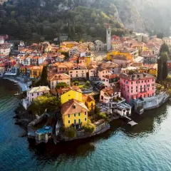 Färggranna, mysiga byar i norra Italien klättrar uppför en sluttning vid en glittrande sjö.