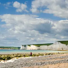 Vackra vita klippor vid havet, en perfekt plats att åka till England och njuta av naturen.