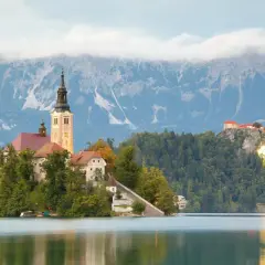 En vacker vy över Bleds ö med kyrka och slott, en dröm för en **slovenien resa**.