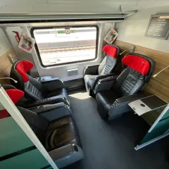 Bekväma säten i ett tåg, redo för resan Wien-Salzburg.