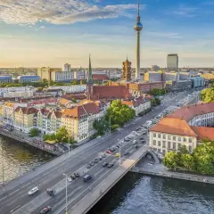 Vy över Berlin med TV-tornet och floden Spree. Tänk dig att ta ett tåg från Berlin till München och se detta landskap.