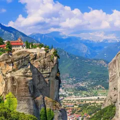 En kloster på en klipptopp i Meteora, Grekland. En dröm om en solsemester i Europa.