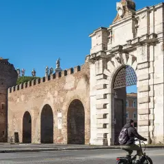 En cyklist passerar Porta San Sebastiano, en del av det antika kvarteret i Rom.