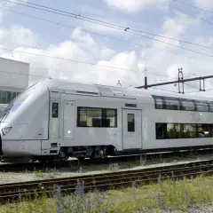 Två moderna SJ-tåg står uppställda på spåret. Ett av tågen har texten "TEST" på sidan, redo för äventyr med ett sj tågluffarkort.