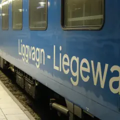 Blå liggvagn på stationen, redo för resan mot Köpenhamn och Hamburg. DSB.