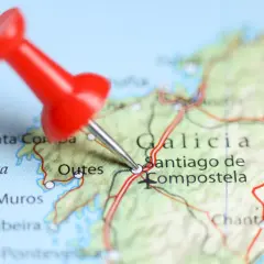Röd nål markerar Santiago de Compostela på en karta över Galicien, Spanien. En visuell representation av camino de santiago etapper.