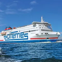 Stor färja med texten "Polferries" på sidan, på väg mot Gdansk.