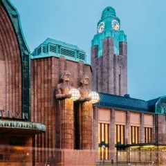 Helsingfors centralstation med sina ikoniska statyer och klocktorn. Perfekt för en weekendresa!