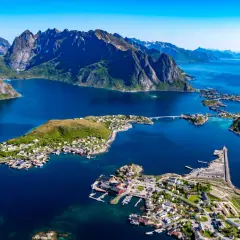 En drömlik lofoten resa med dramatiska berg, turkost vatten och charmiga fiskebyar. En perfekt vy över en norsk pärla.