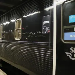 Svart nattåg med SJ-logotypen, redo för resan till Stockholm. Vagn 14, Duved.