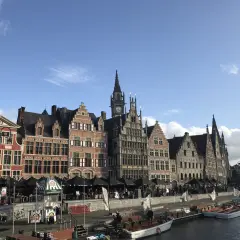 Vacker kanalvy i Gent, Belgien, med historiska byggnader och båtar som ligger vid kajen.