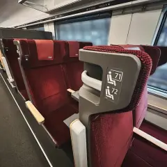 Röda säten i ett nattåg, redo för resan till Hamburg.