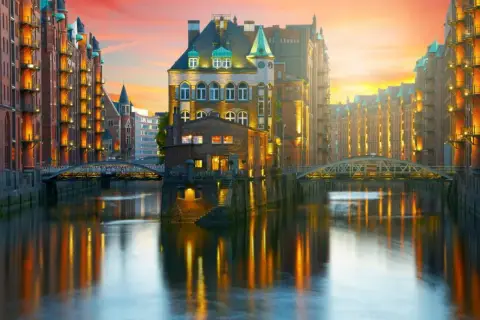 Vackra tegelbyggnader längs en kanal i Hamburg vid solnedgången. Perfekt för en weekend i Hamburg.