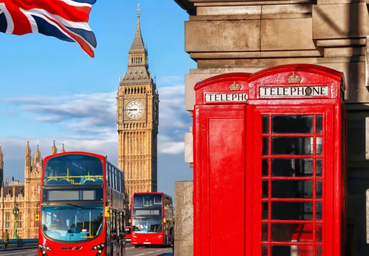 Ikoniska röda telefonkiosker, dubbeldäckare och Big Ben i London. En vy som fångar det klassiska London-klimatet.