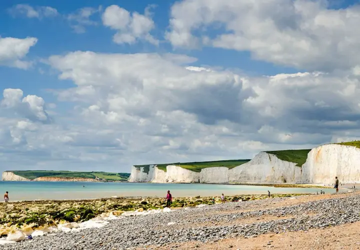 Vackra vita klippor vid havet, en perfekt plats att åka till England och njuta av naturen.
