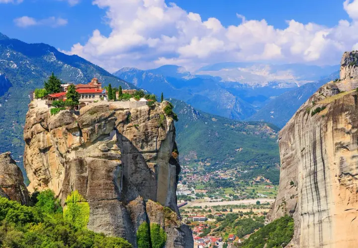 En kloster på en klipptopp i Meteora, Grekland. En dröm om en solsemester i Europa.