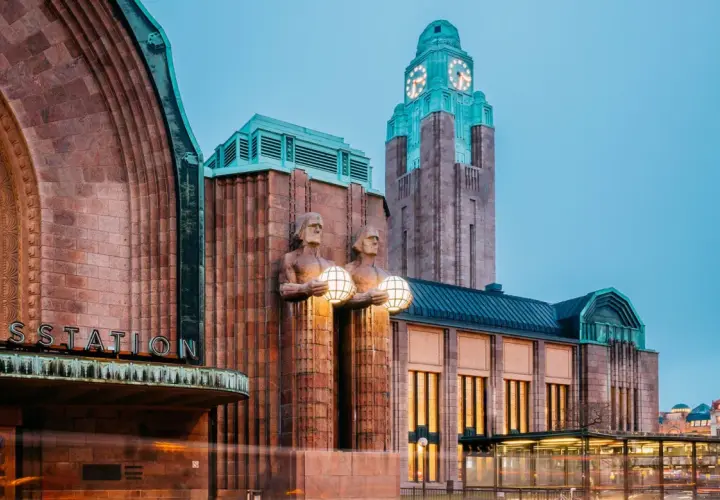 Helsingfors centralstation med sina ikoniska statyer och klocktorn. Perfekt för en weekendresa!