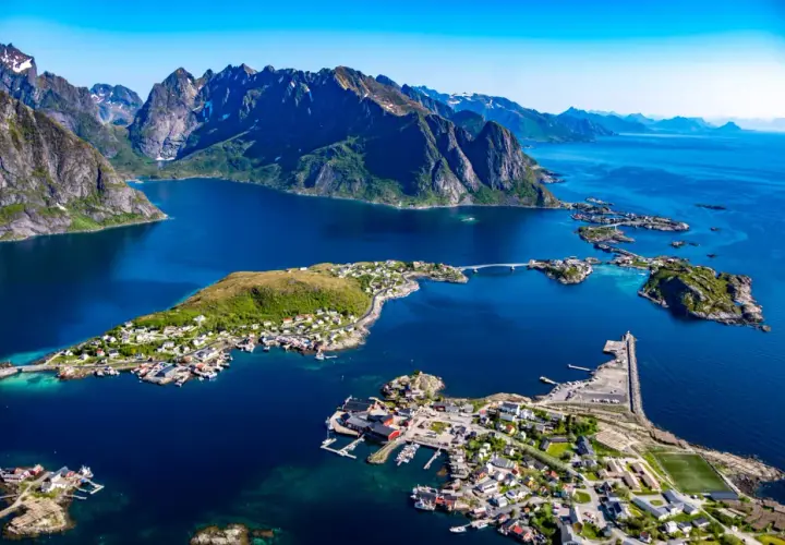 En drömlik lofoten resa med dramatiska berg, turkost vatten och charmiga fiskebyar. En perfekt vy över en norsk pärla.