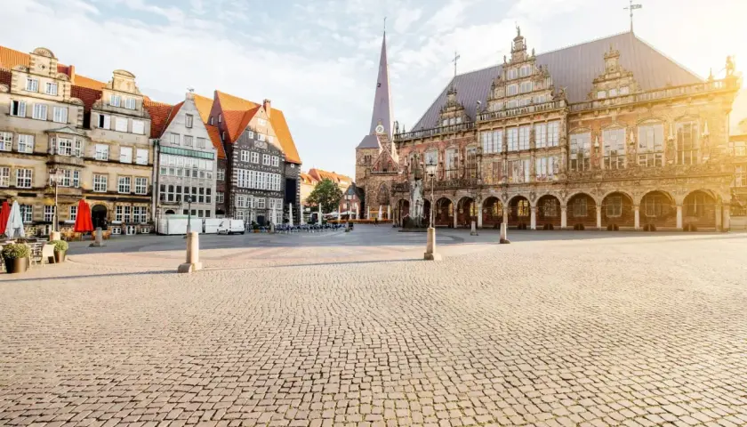 En vacker morgon i Bremen, Tyskland. En perfekt plats för en roadtrip i Tyskland med sina historiska byggnader och kullerstensbelagda torg.