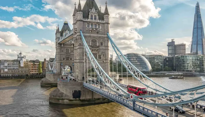 Tower Bridge i London med en röd dubbeldäckare. En resa från Hamburg till London kan börja här.