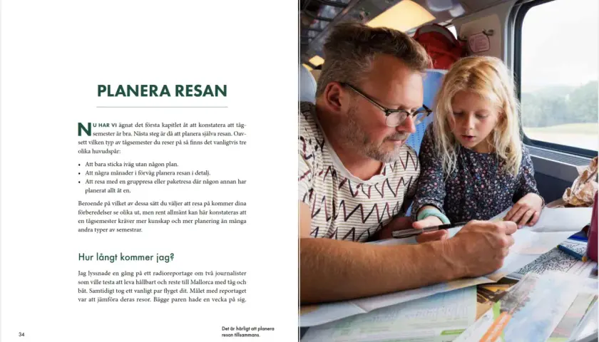 En man och ett barn planerar en tågsemester i Sverige med kartor och anteckningar.