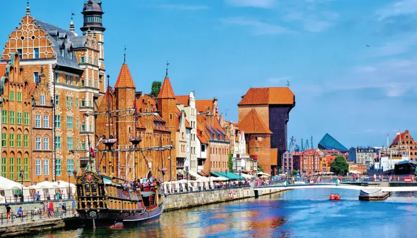 En historisk galeon ligger vid kajen i Gdansk, en stad som en gång var en viktig handelsplats mellan Stockholm och Gdansk.