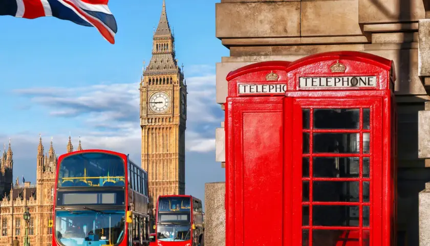 Ikoniska röda telefonkiosker, dubbeldäckare och Big Ben i London. En vy som fångar det klassiska London-klimatet.