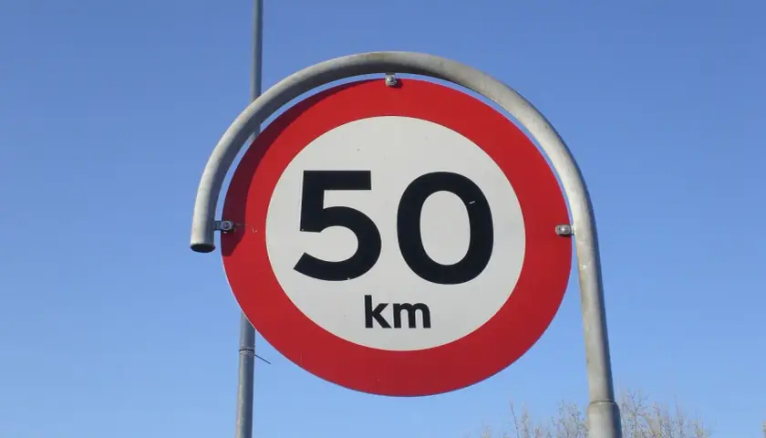 Hastighetsskylt i Danmark visar 50 km/h. En påminnelse om att anpassa hastigheter i Danmark.