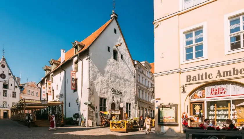 En resa till Tallinn från Stockholm med båt leder till denna charmiga gamla stad med sina medeltida hus och butiken Baltic Amber.