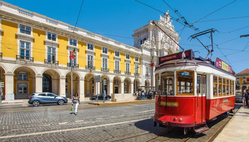 En röd spårvagn i Lissabon, perfekt för att utforska stadens charmiga **interrail rutter**.